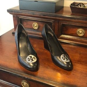 Sz 7.5 Tory Burch Black Wedge Heels